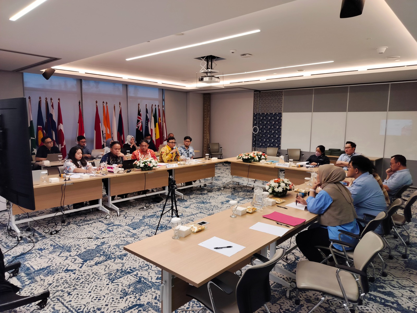 Tim KOPEXI dalam rapat strategis di ruang meeting modern - Koperasi Konsumen Pegawai LPEI